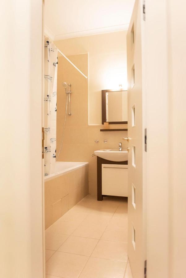 Velky Apartman Apartment บราติสลาวา ภายนอก รูปภาพ